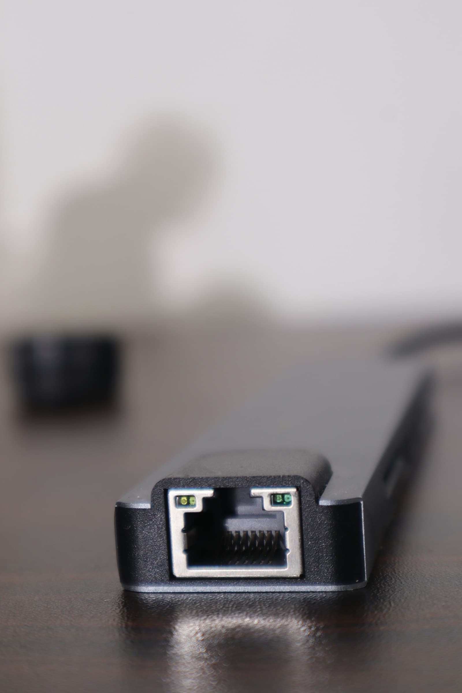 Routeur internet posé sur une table avec câble Ethernet