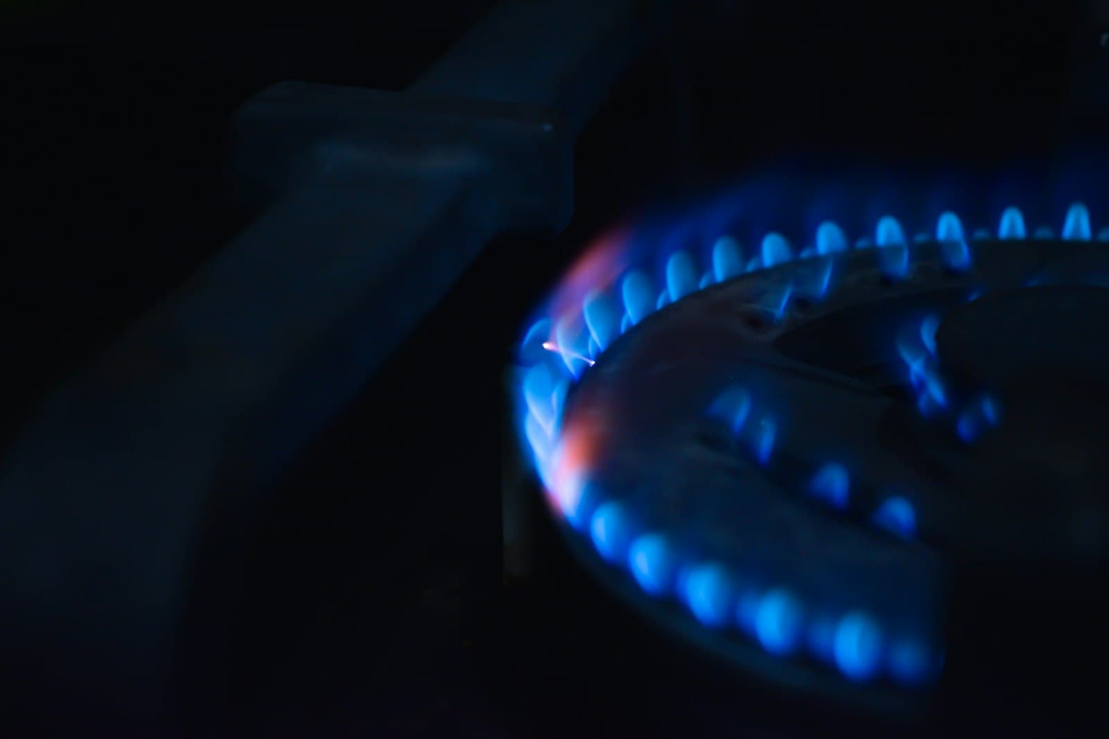 Flamme bleue d'un brûleur à gaz en gros plan