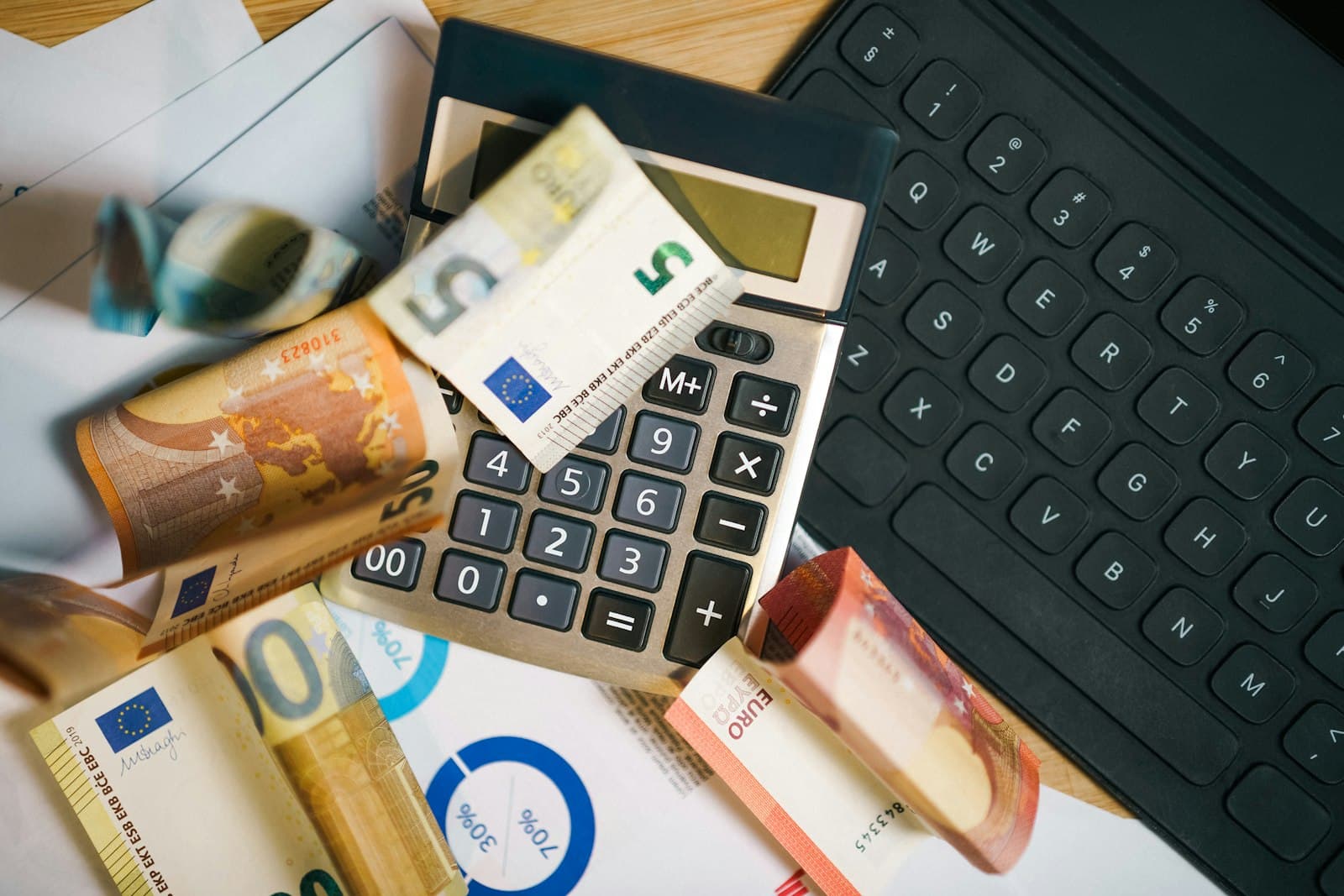 Calculatrice posée sur une pile de billets en euros