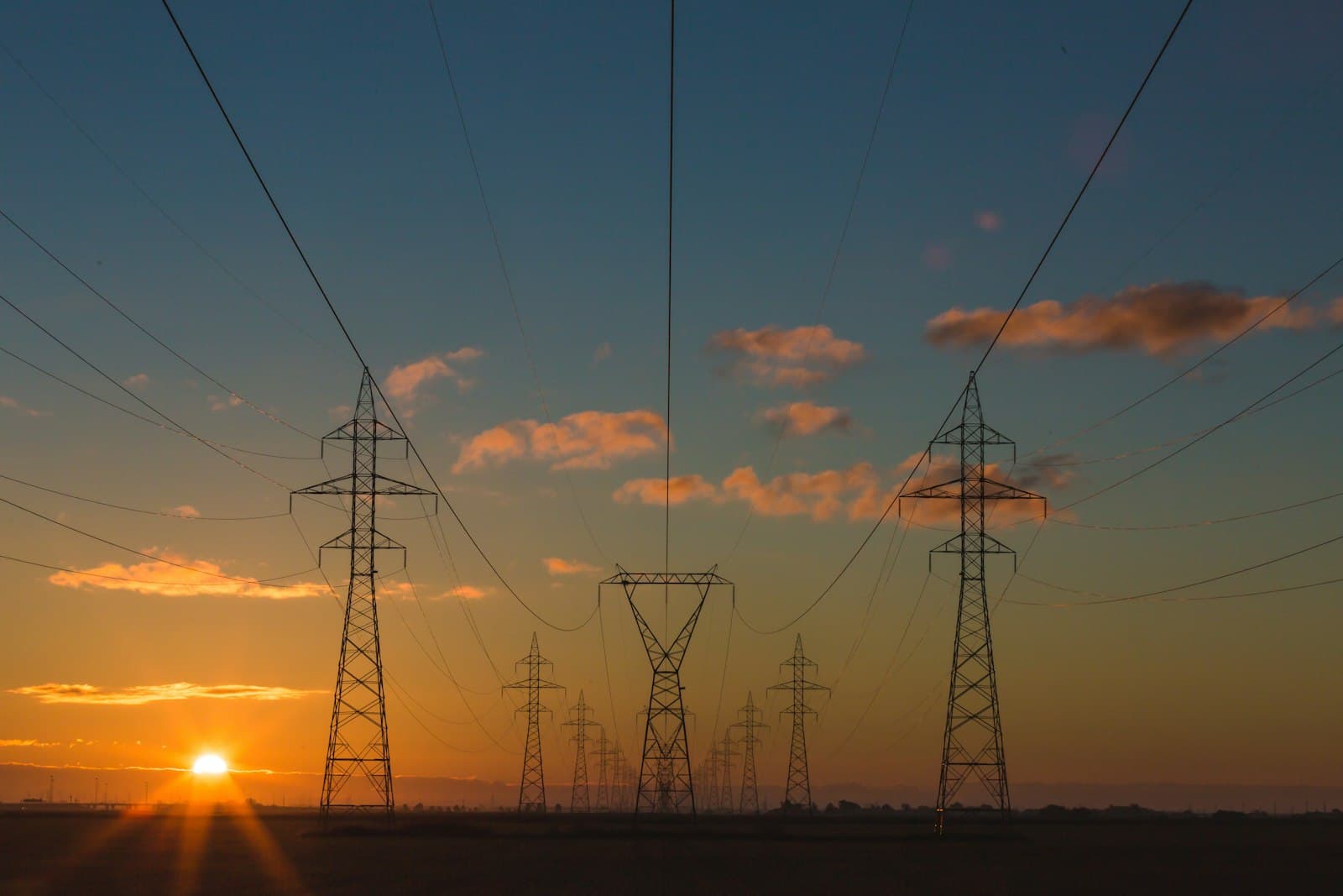 Pylônes électriques haute tension au coucher du soleil