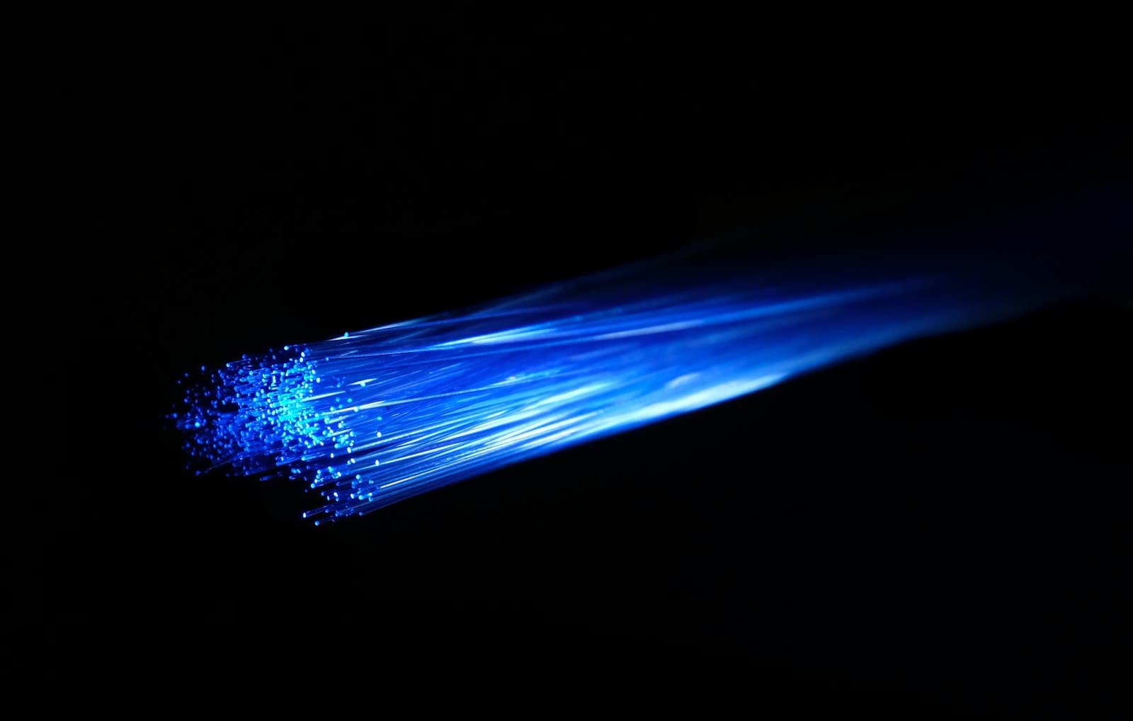 Faisceau lumineux bleu de fibre optique dans une pièce sombre