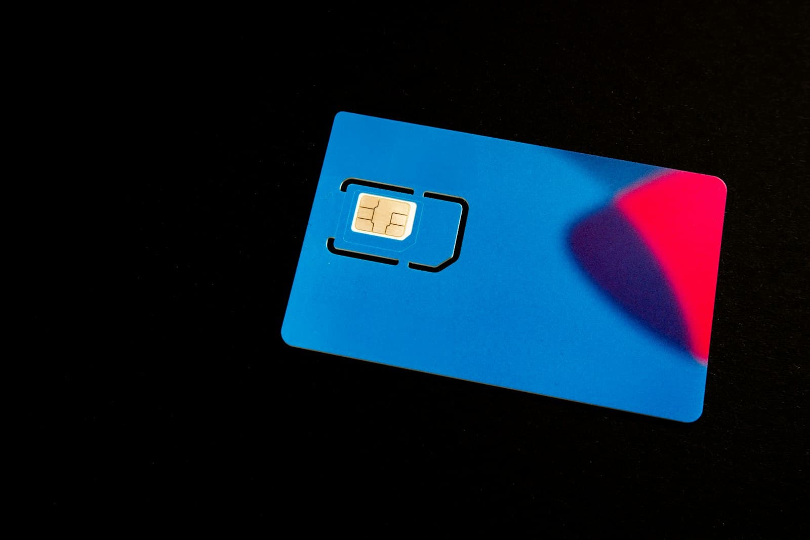 Carte SIM bleue posée sur une surface sombre
